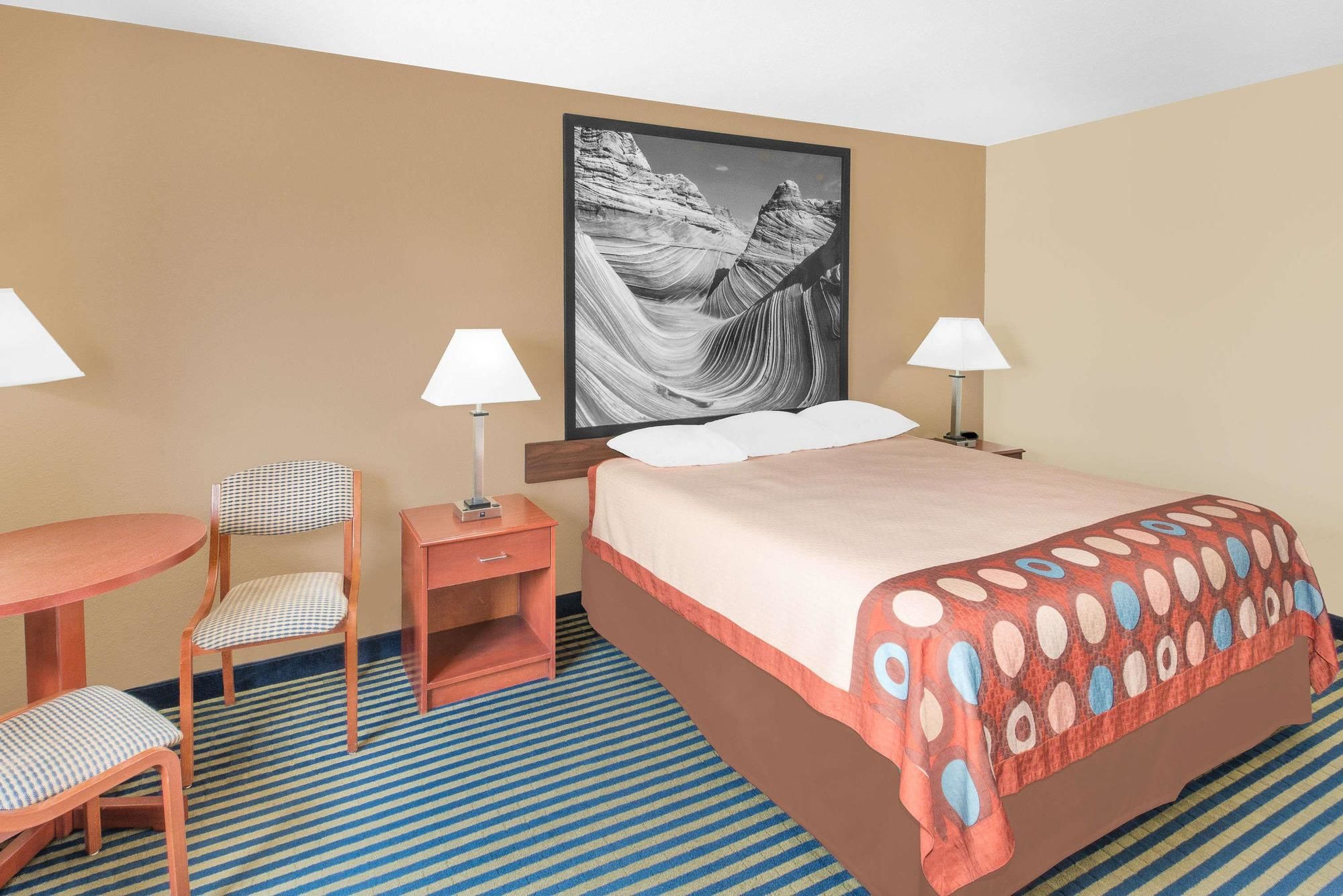 Super 8 by Wyndham Marshalltown