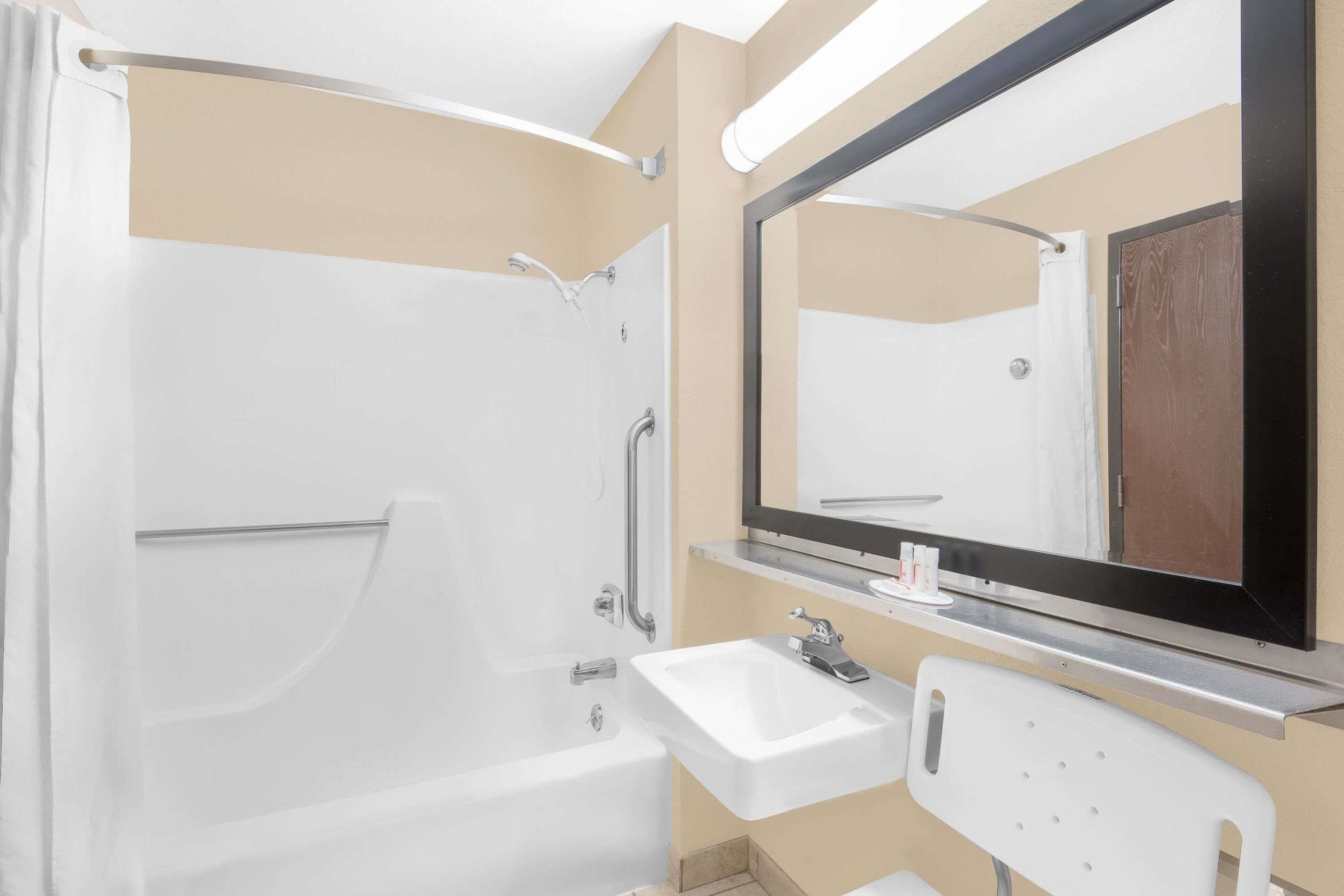 Super 8 by Wyndham Marshalltown