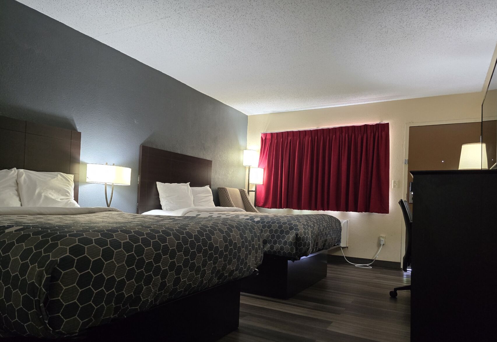 Econo Lodge Inn & Suites