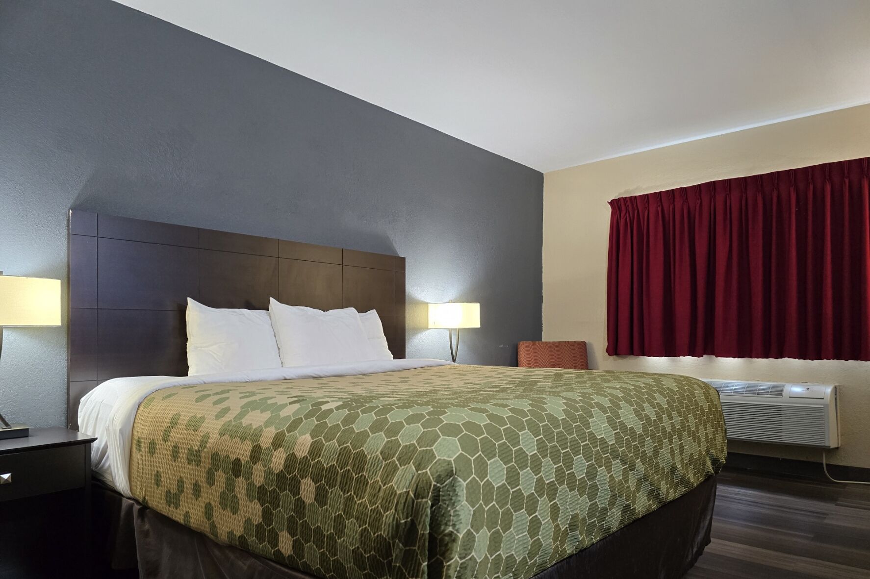 Econo Lodge Inn & Suites