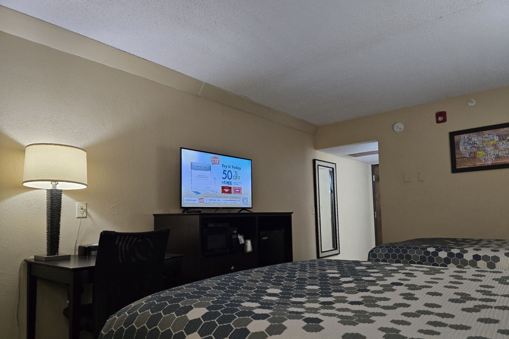 Econo Lodge Inn & Suites