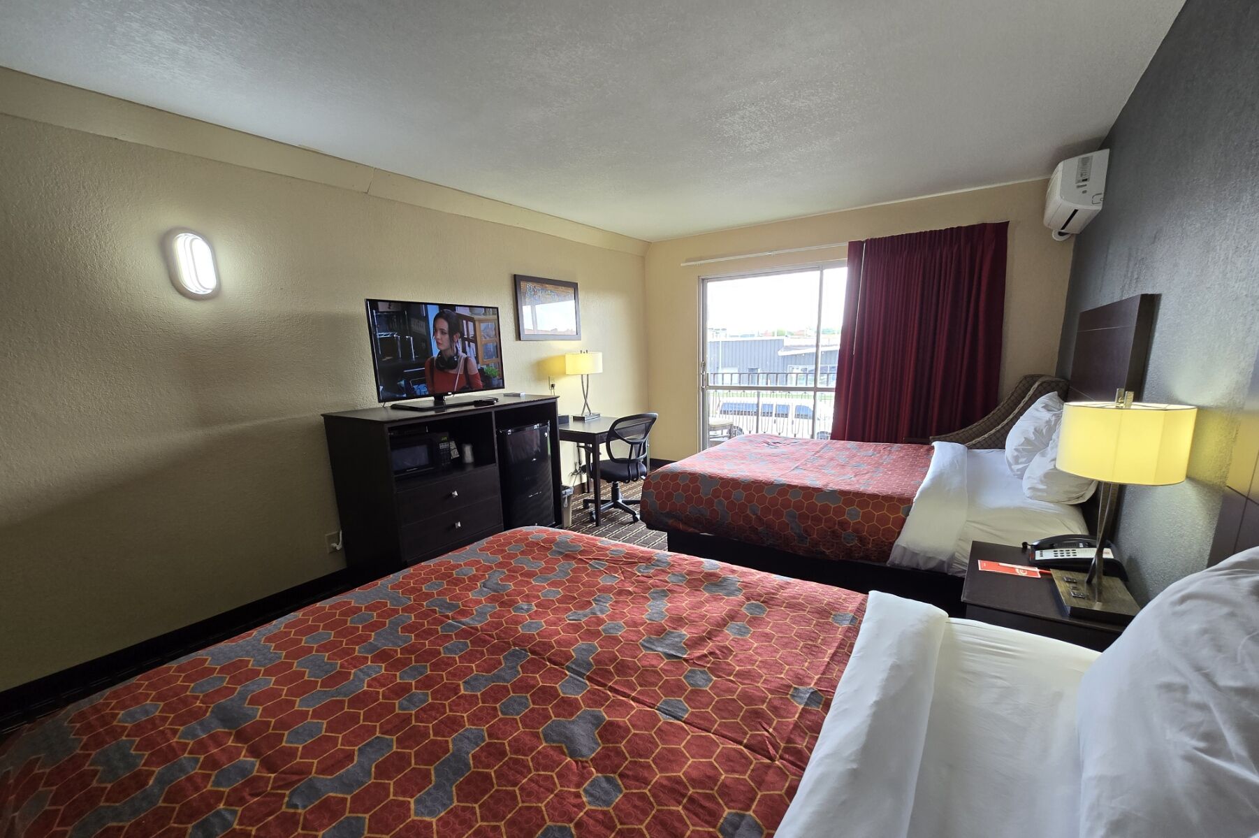 Econo Lodge Inn & Suites
