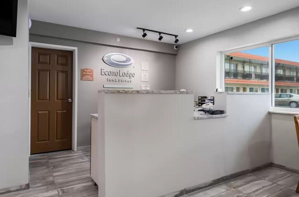 Econo Lodge Inn & Suites