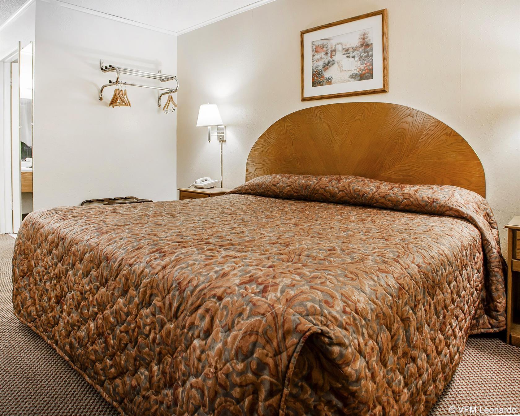 Econo Lodge Inn & Suites