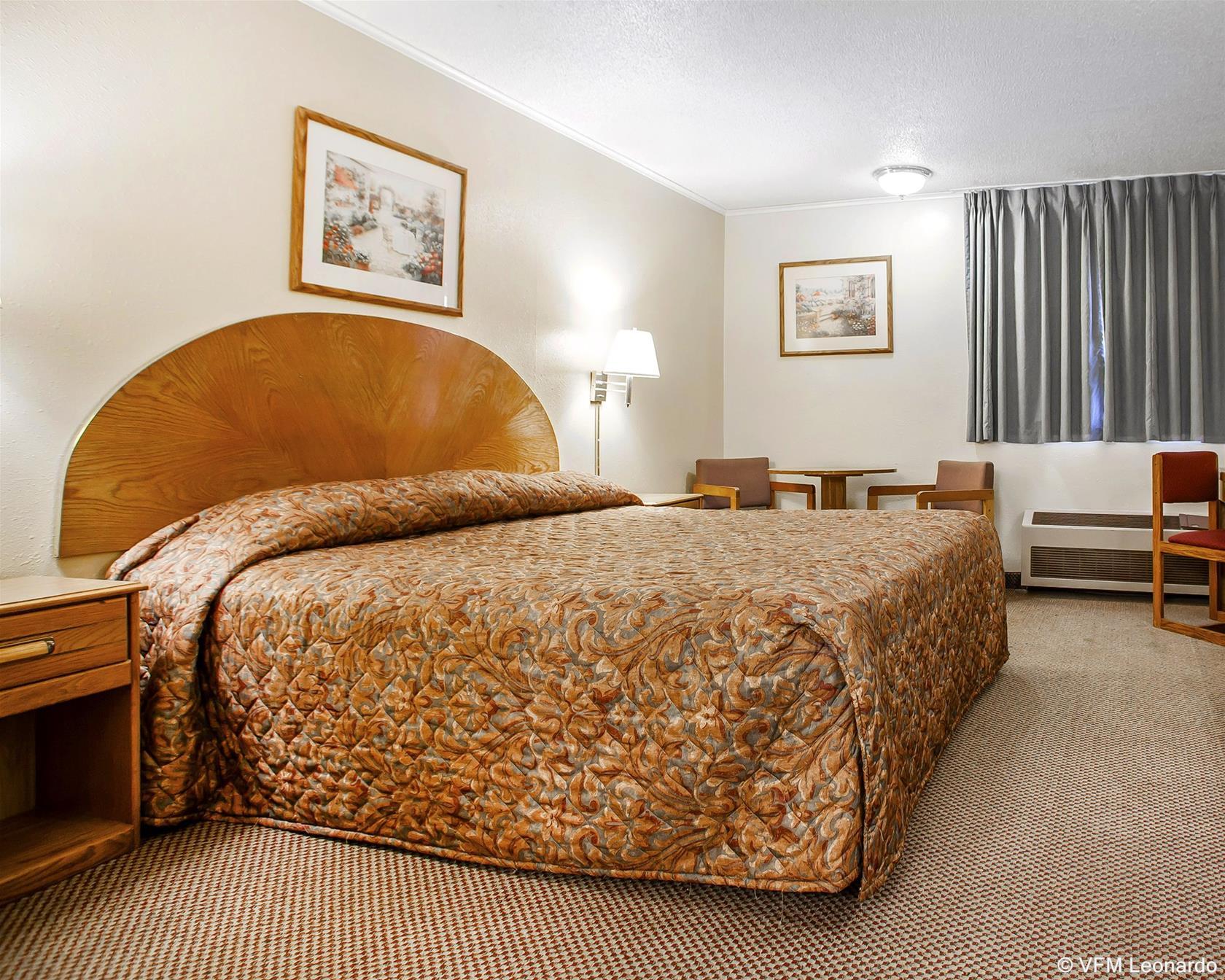 Econo Lodge Inn & Suites