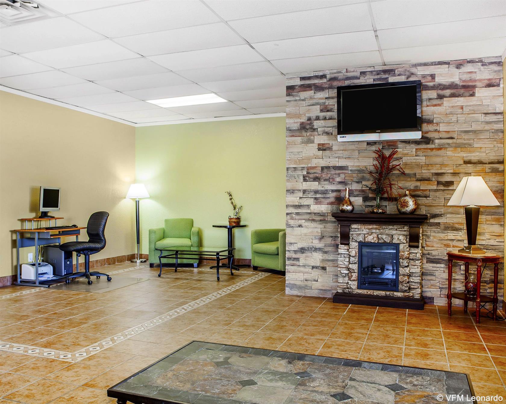 Econo Lodge Inn & Suites