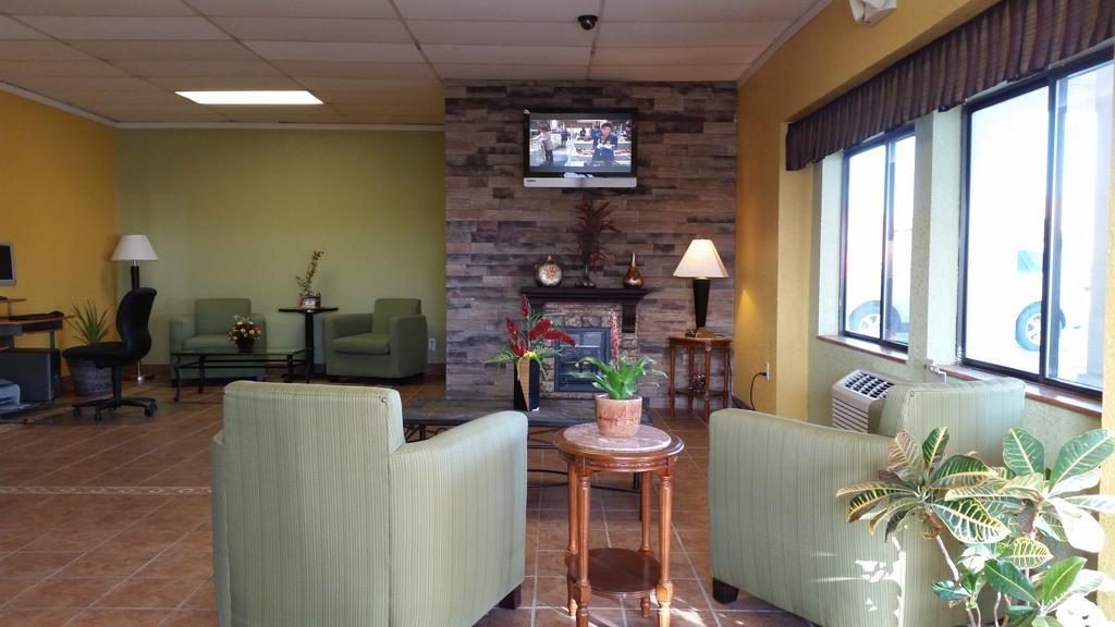 Econo Lodge Inn & Suites
