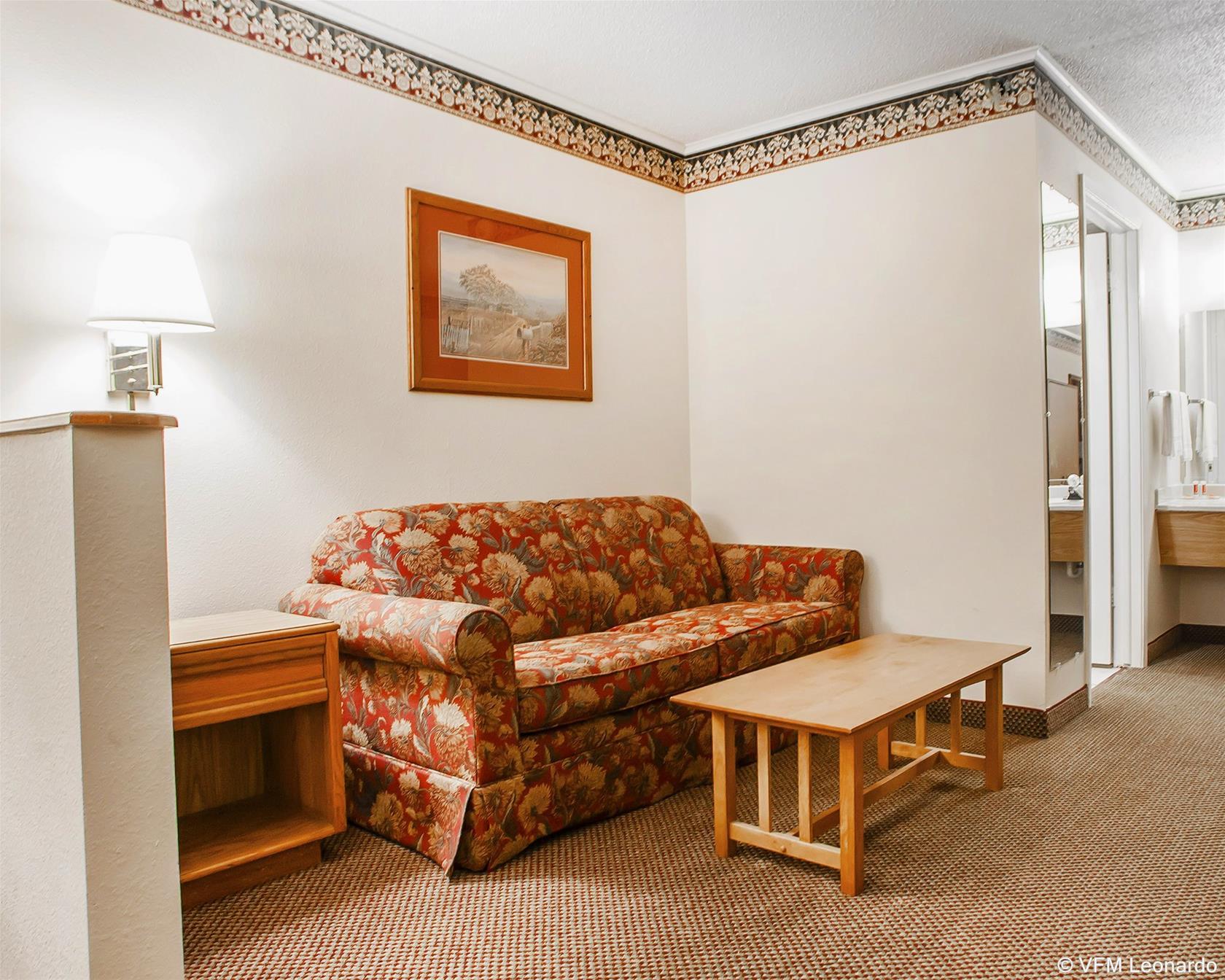 Econo Lodge Inn & Suites