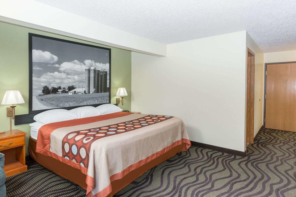 Super 8 by Wyndham Newton