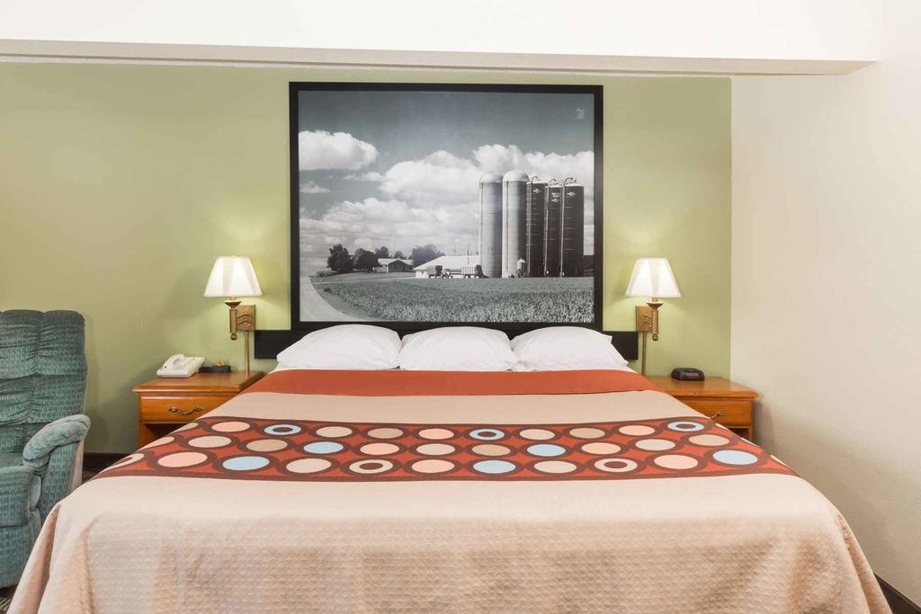 Super 8 by Wyndham Newton