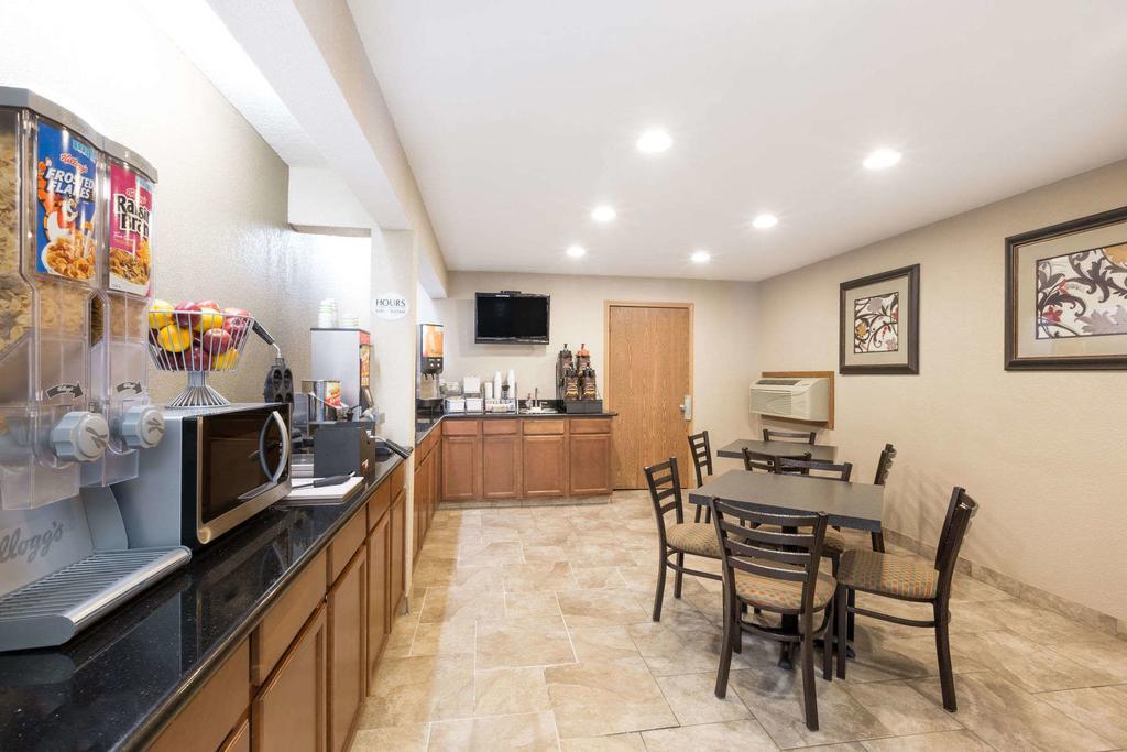 Super 8 by Wyndham Newton