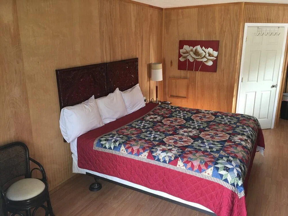 Whispering Creek Lodging & RV Resort