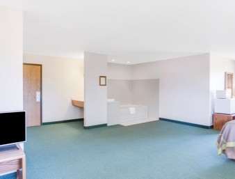 Super 8 by Wyndham Oelwein