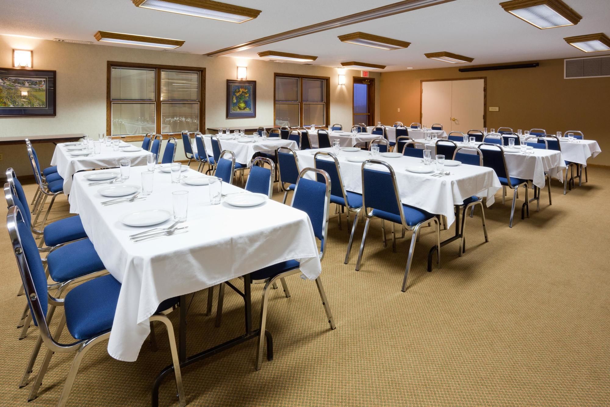 Country Inn & Suites by Radisson, Pella, IA