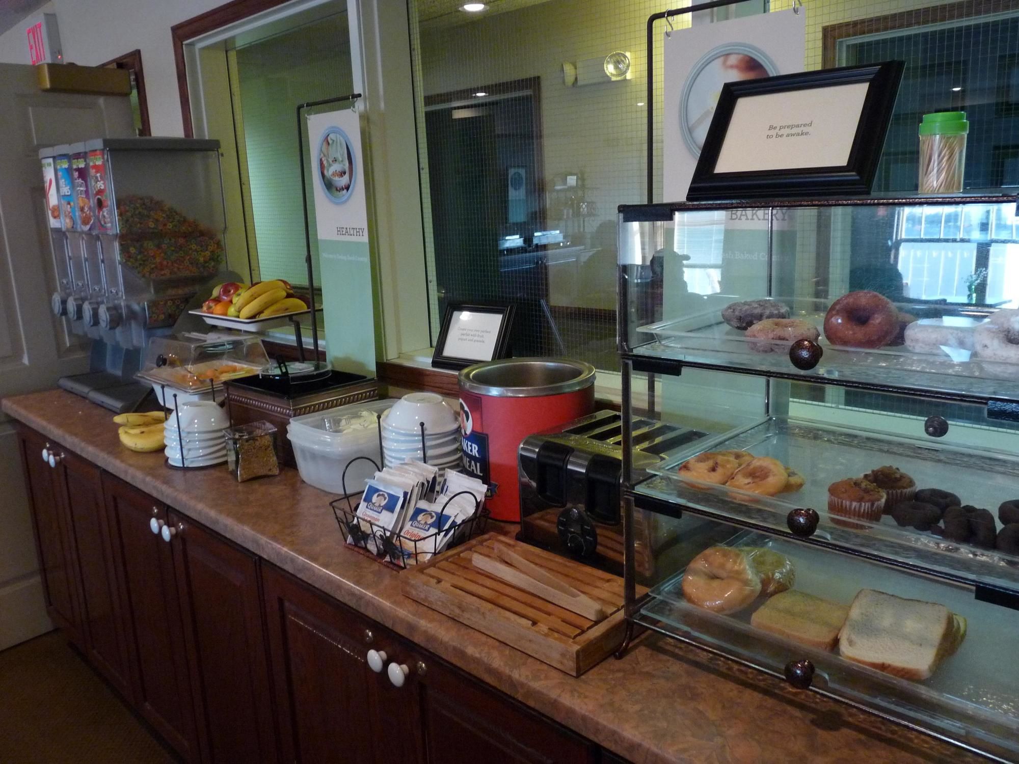 Country Inn & Suites by Radisson, Pella, IA