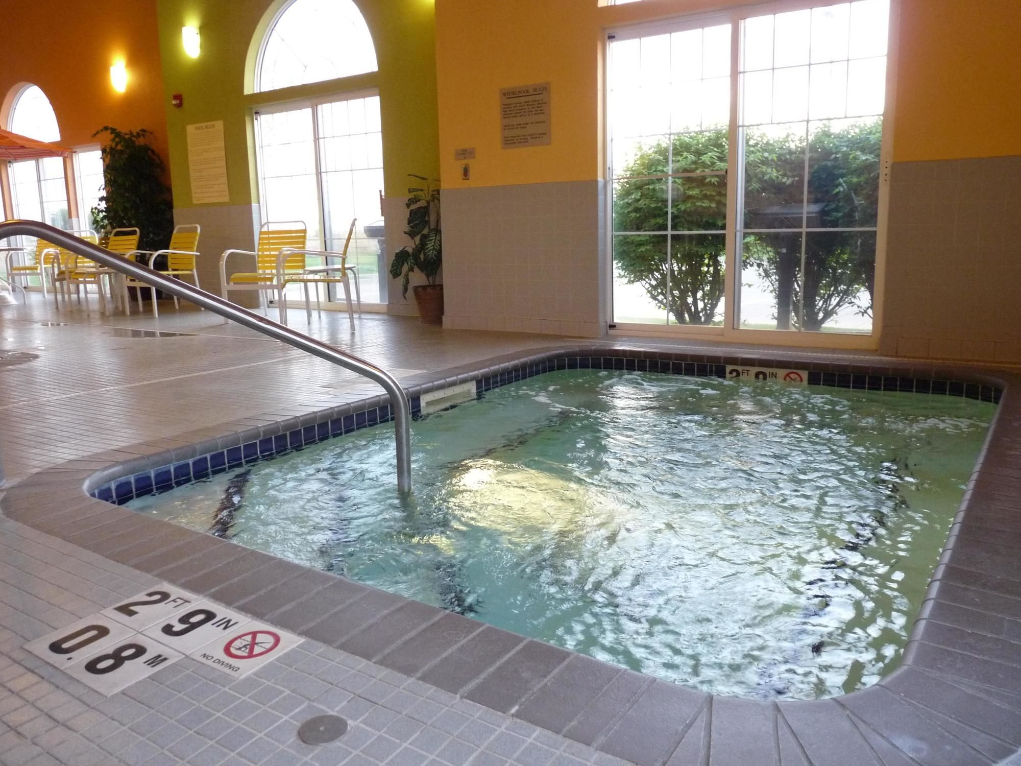 Country Inn & Suites by Radisson, Pella, IA