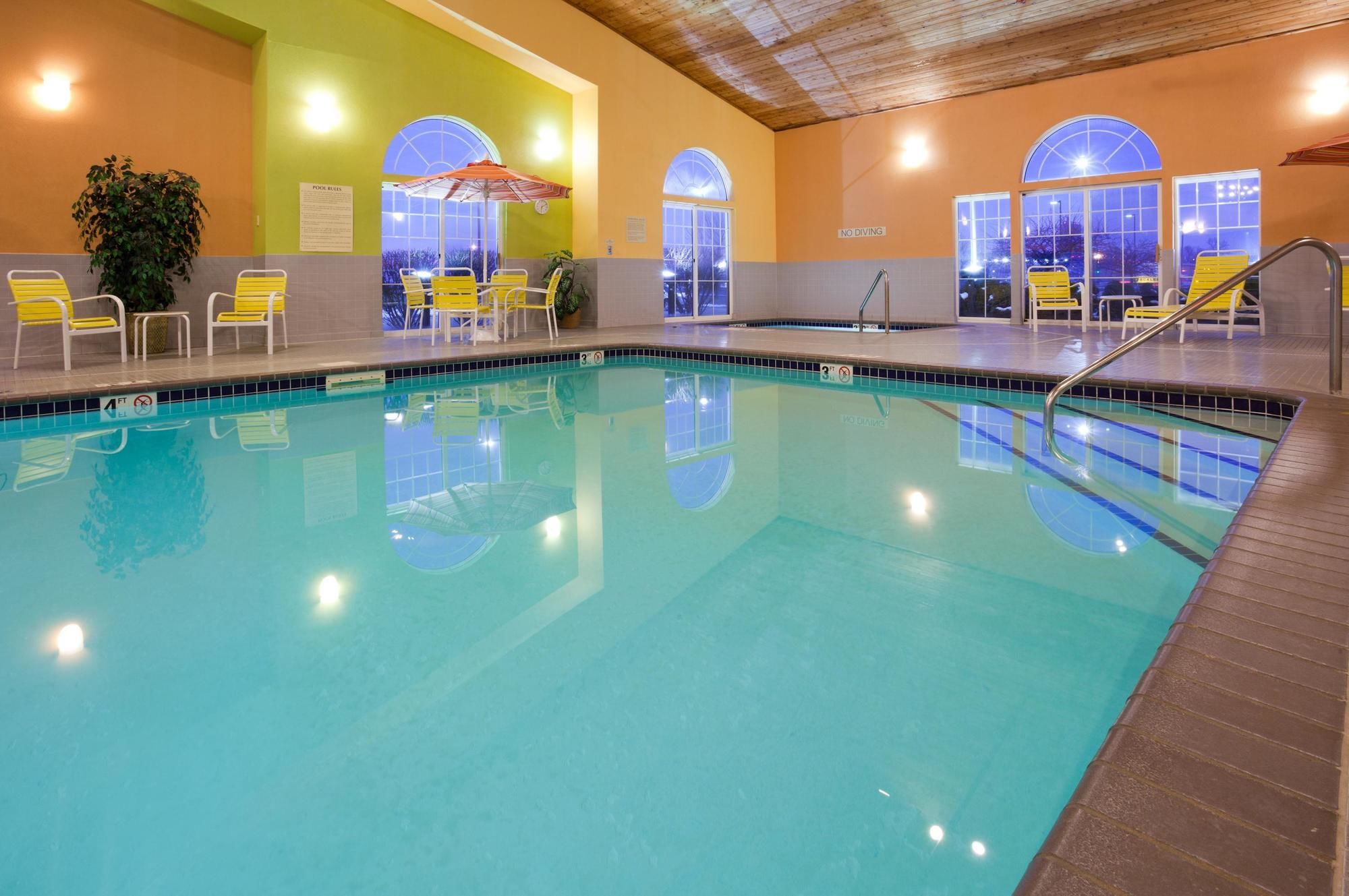 Country Inn & Suites by Radisson, Pella, IA