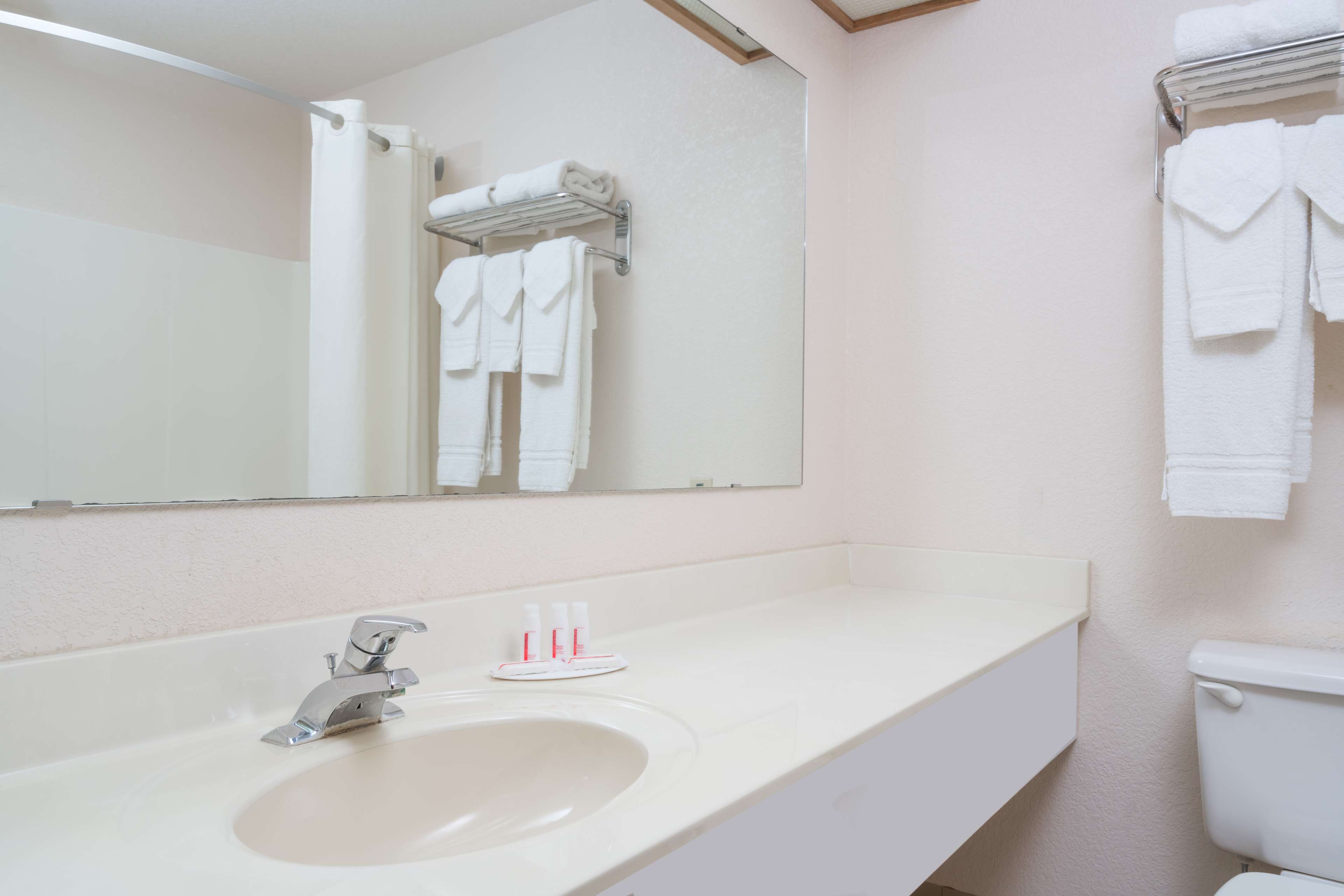 Super 8 by Wyndham Sheldon