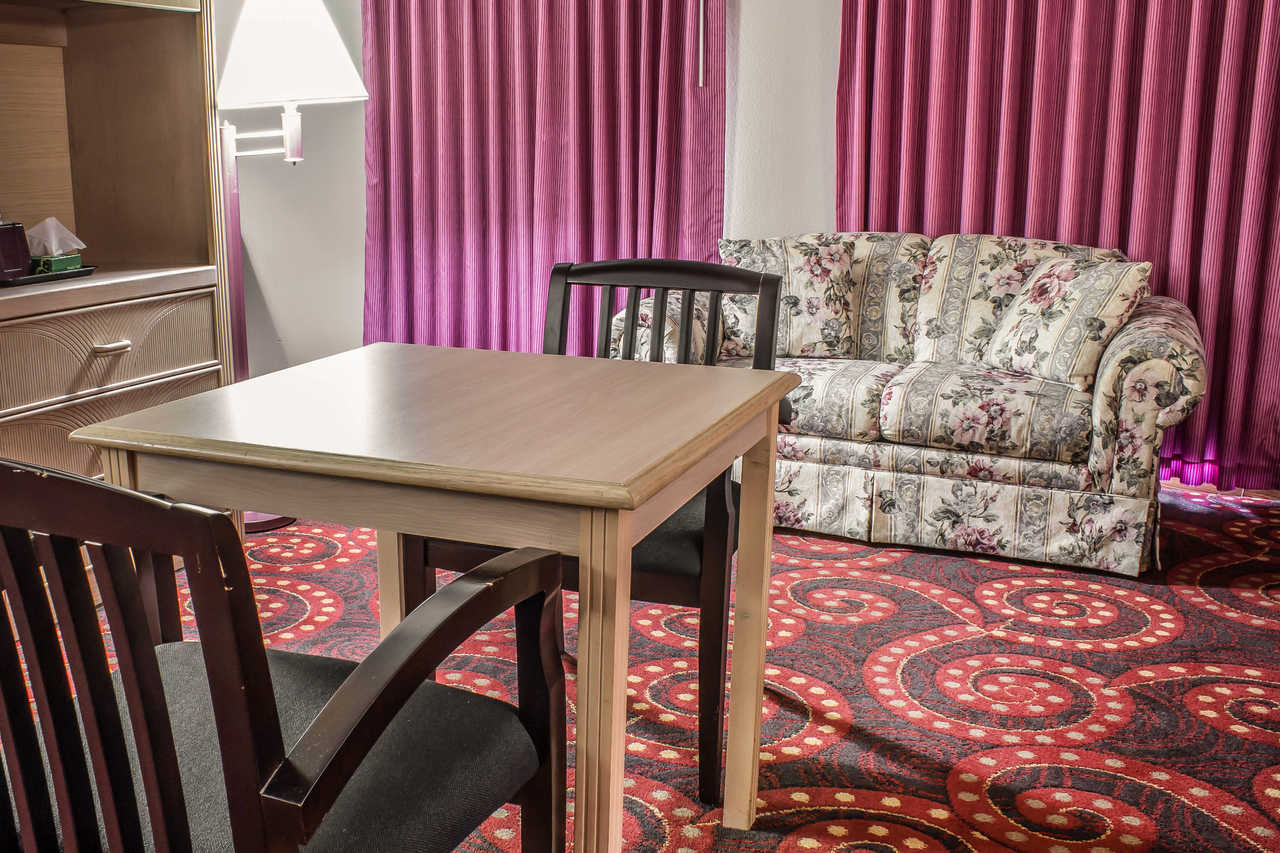 Spencer Inn & Suites