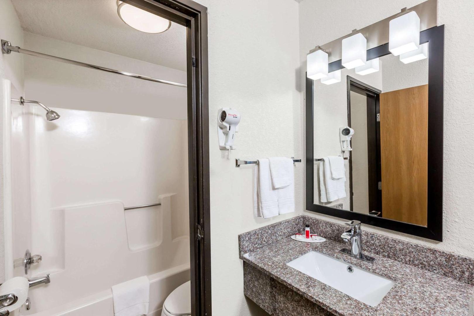 Super 8 by Wyndham Urbandale/Des Moines Area