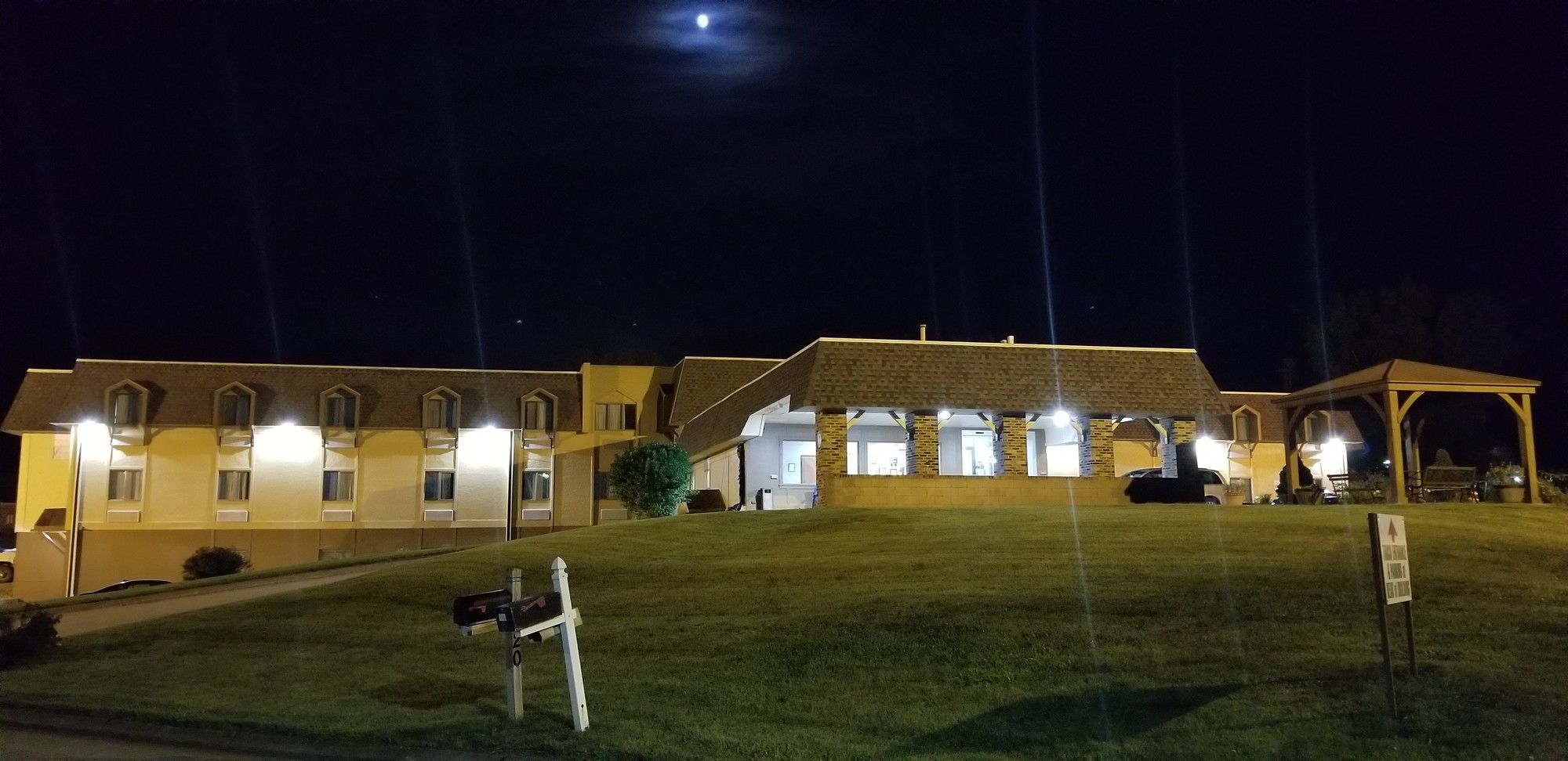 Hometown Inn & Suites