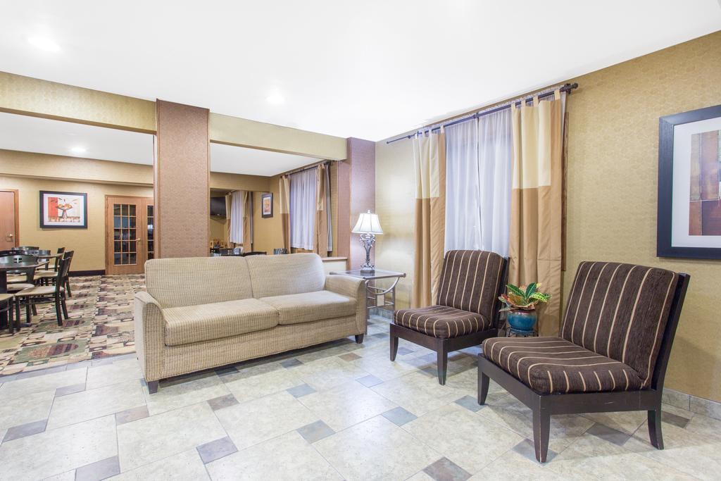 Days Inn & Suites by Wyndham Waterloo