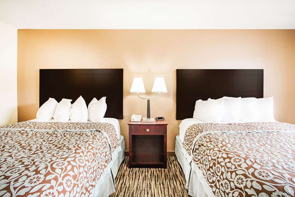 Days Inn by Wyndham Evansdale Waterloo