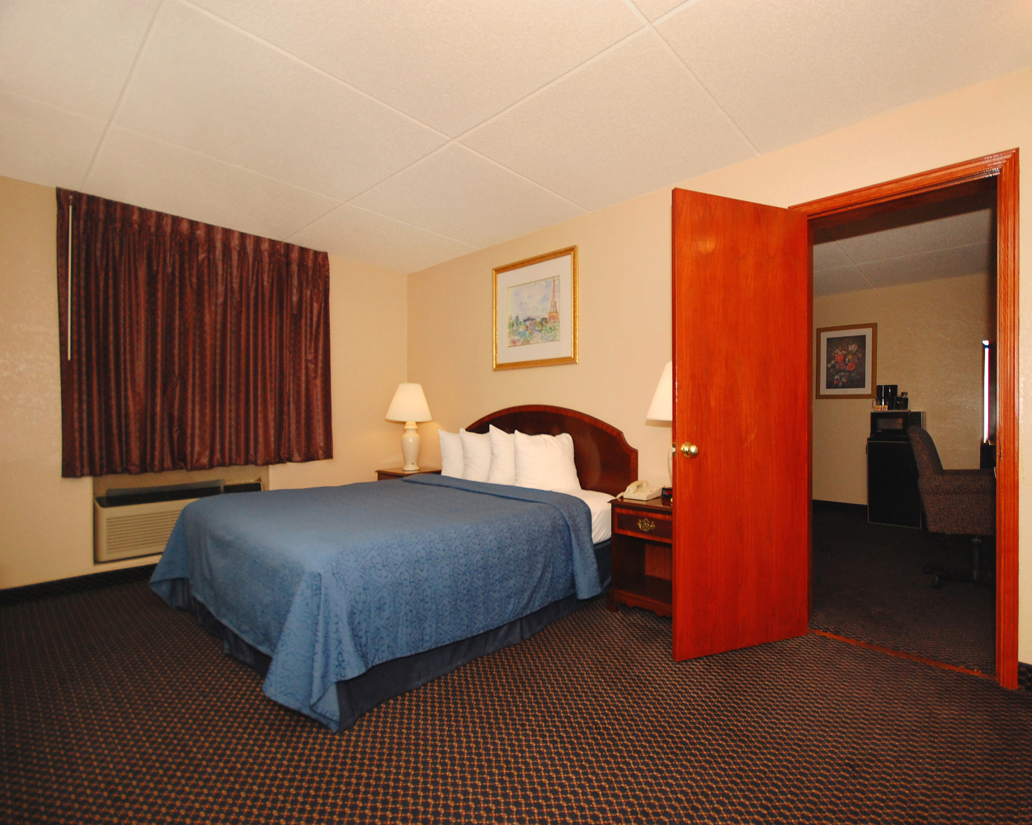 Econo Lodge Inn & Suites