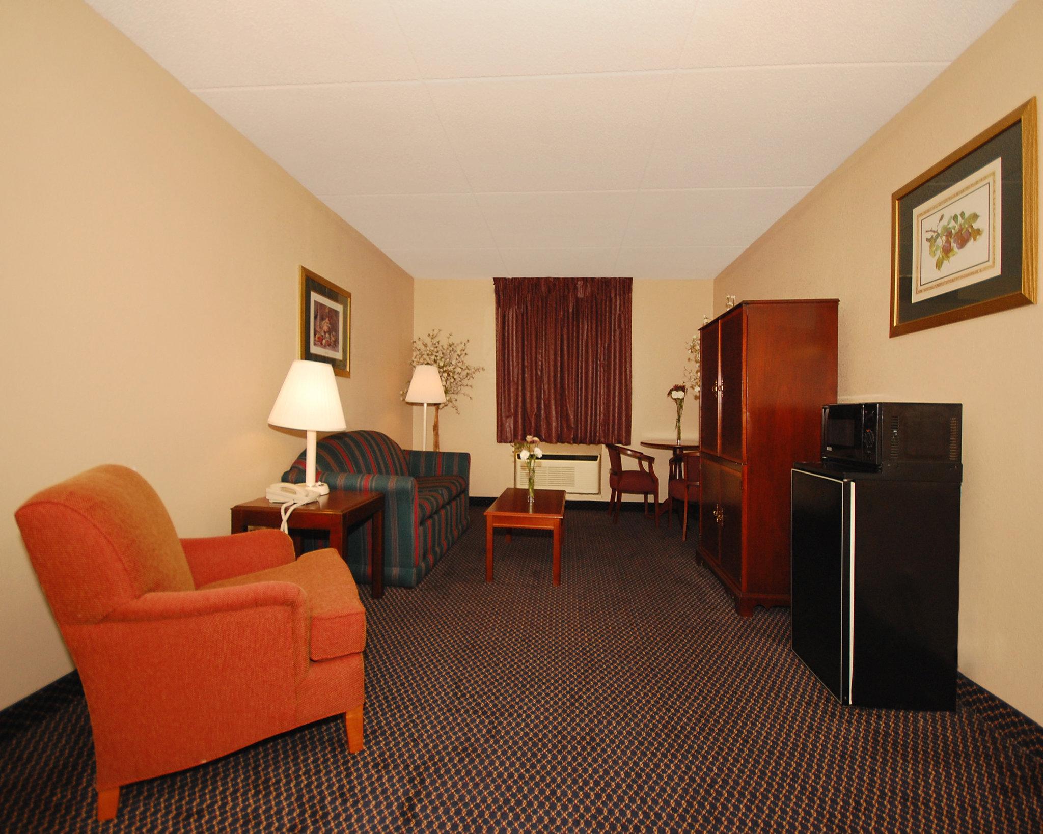 Econo Lodge Inn & Suites