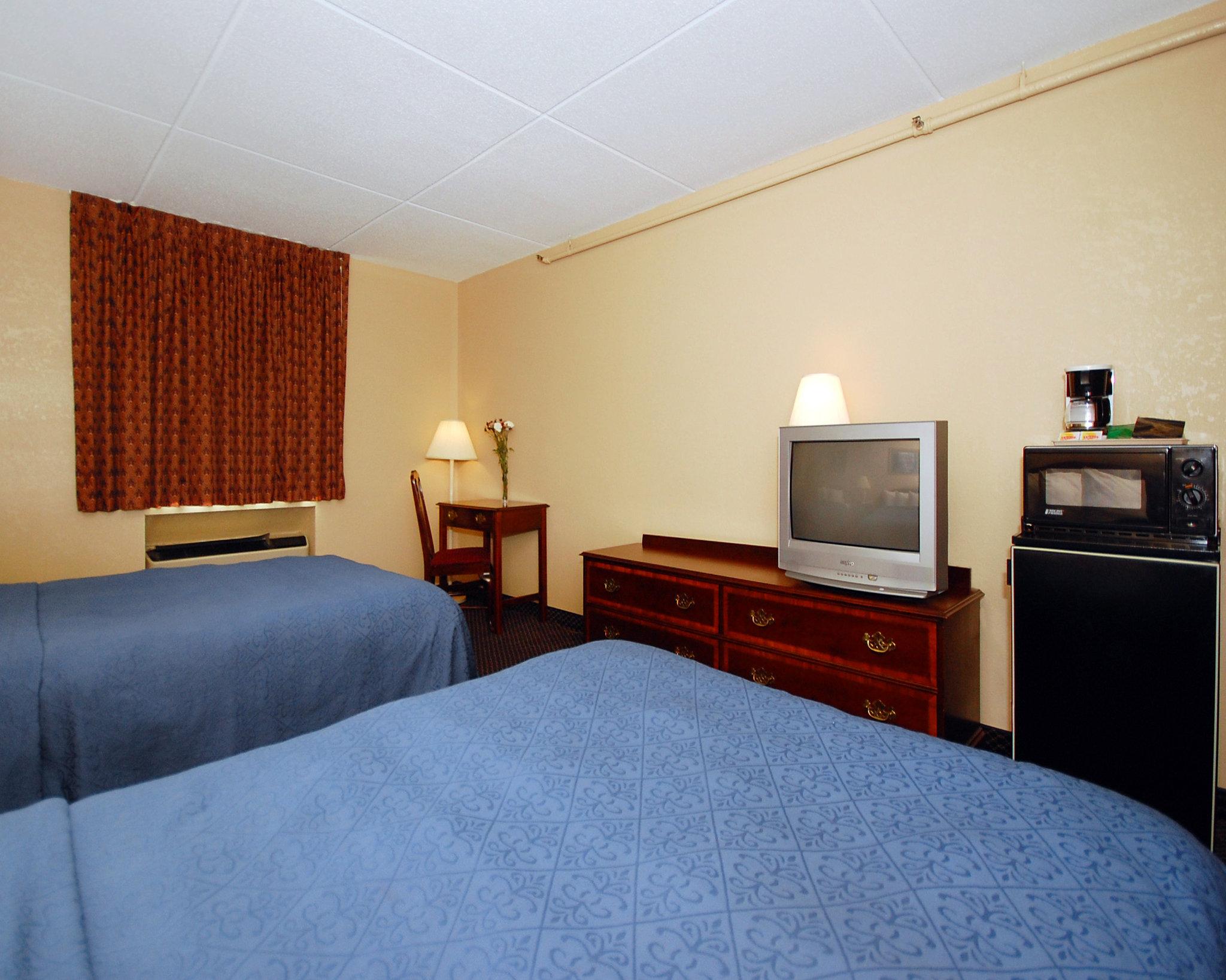 Econo Lodge Inn & Suites