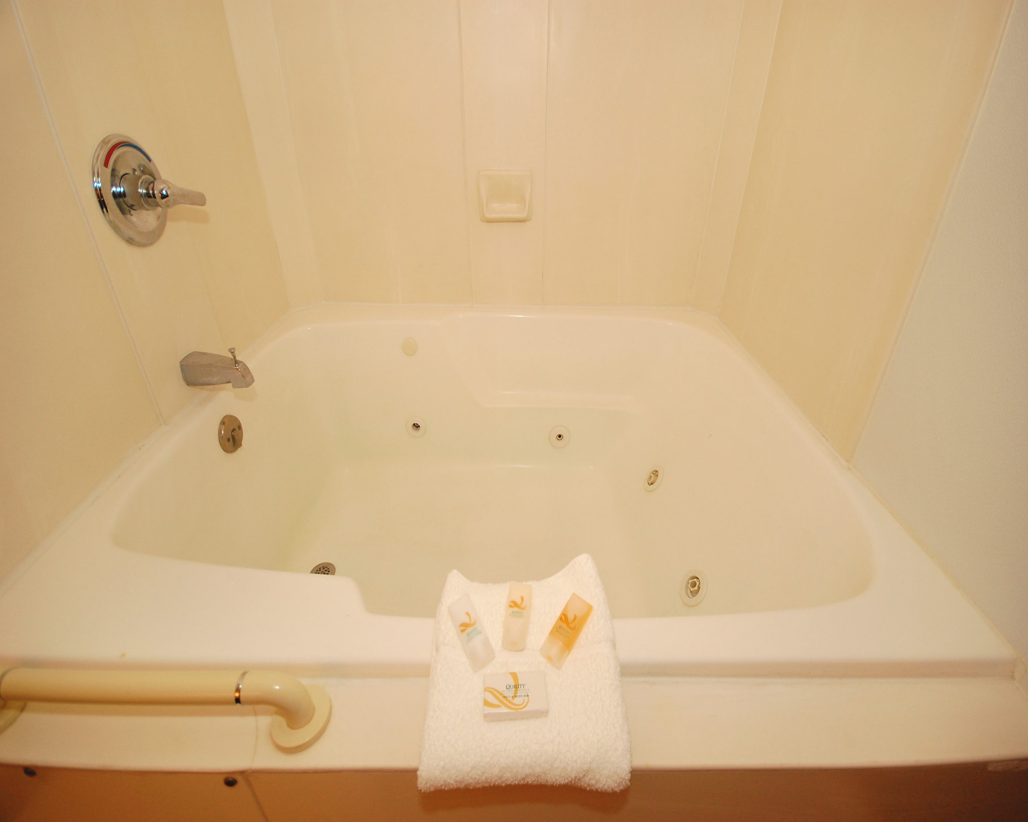 Econo Lodge Inn & Suites