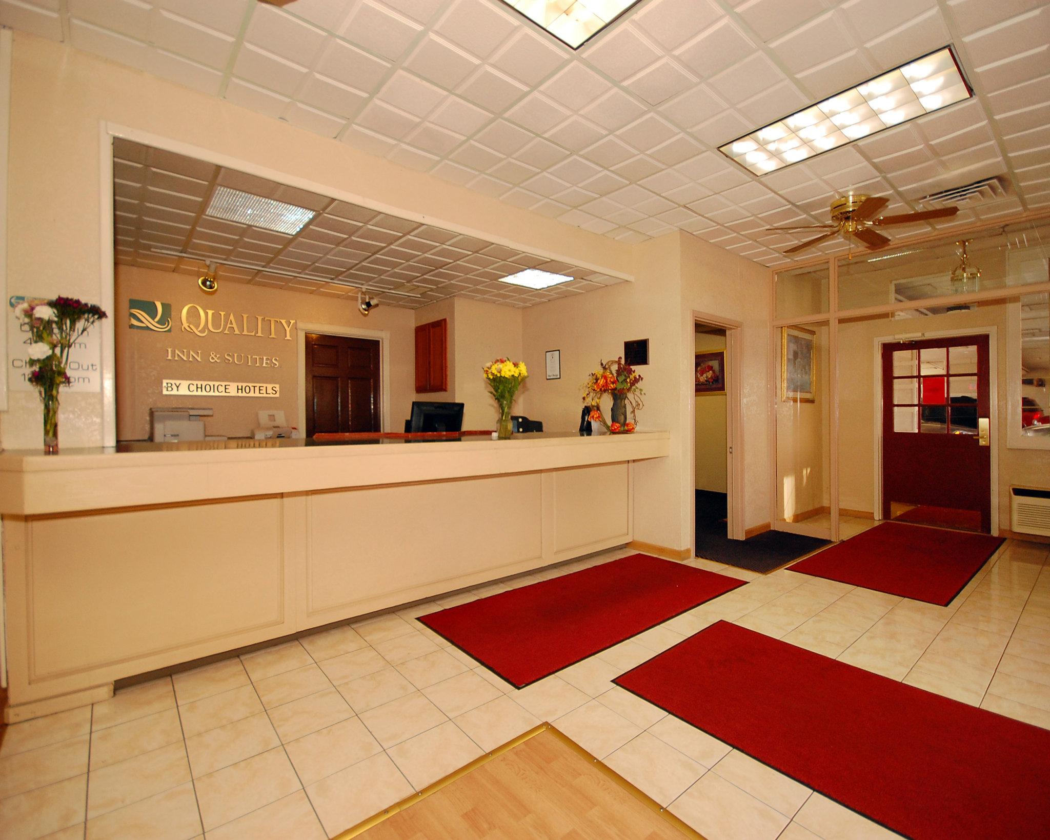 Econo Lodge Inn & Suites