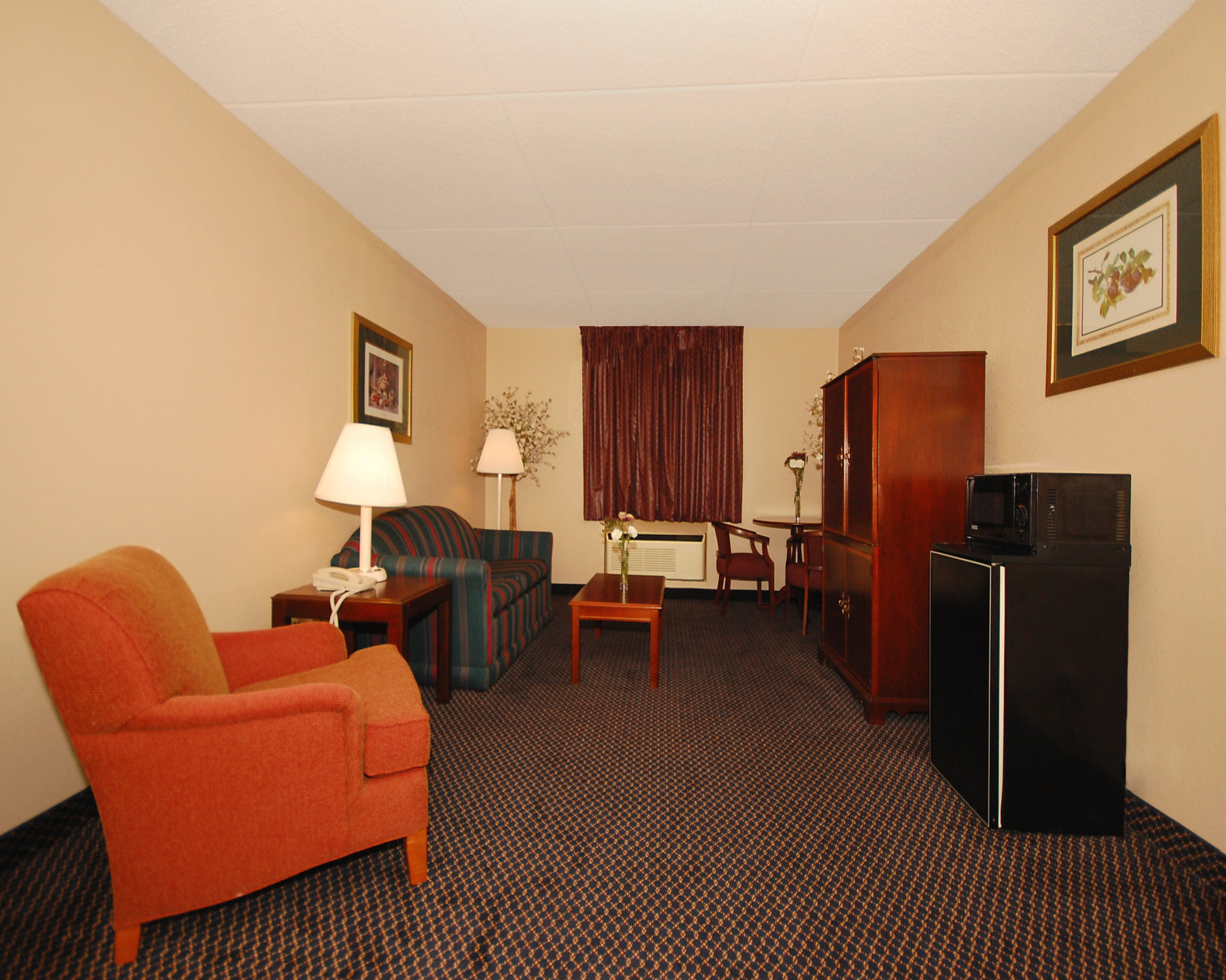 Econo Lodge Inn & Suites