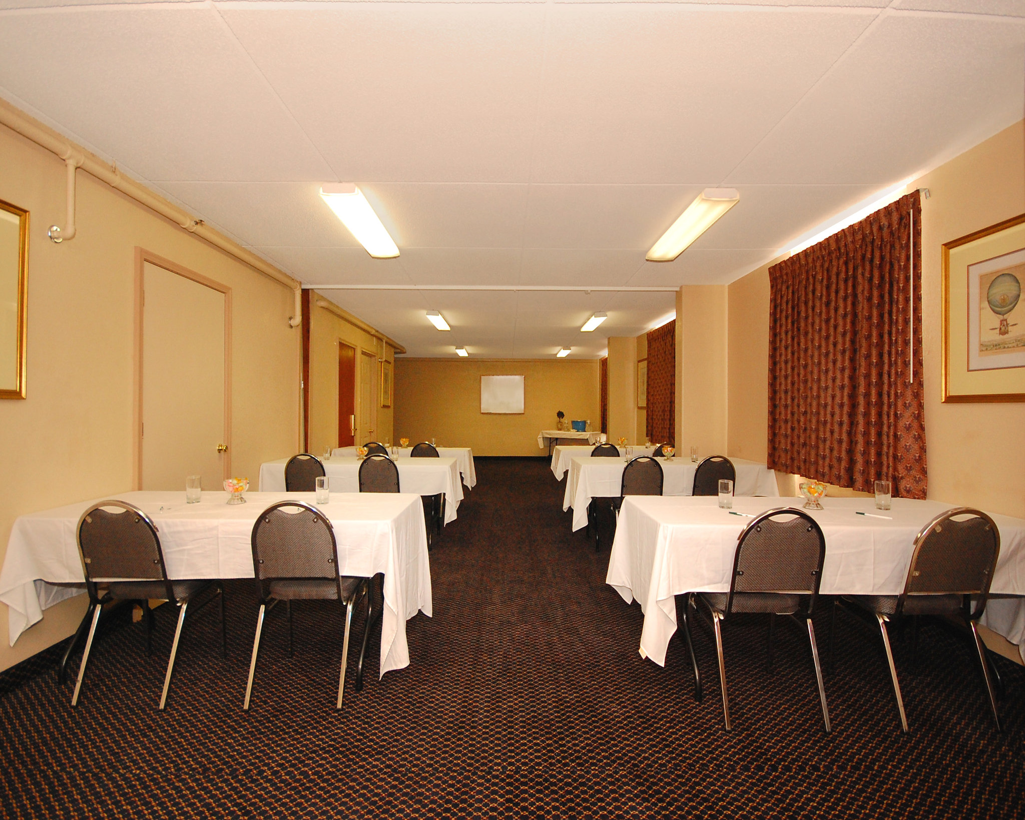 Econo Lodge Inn & Suites