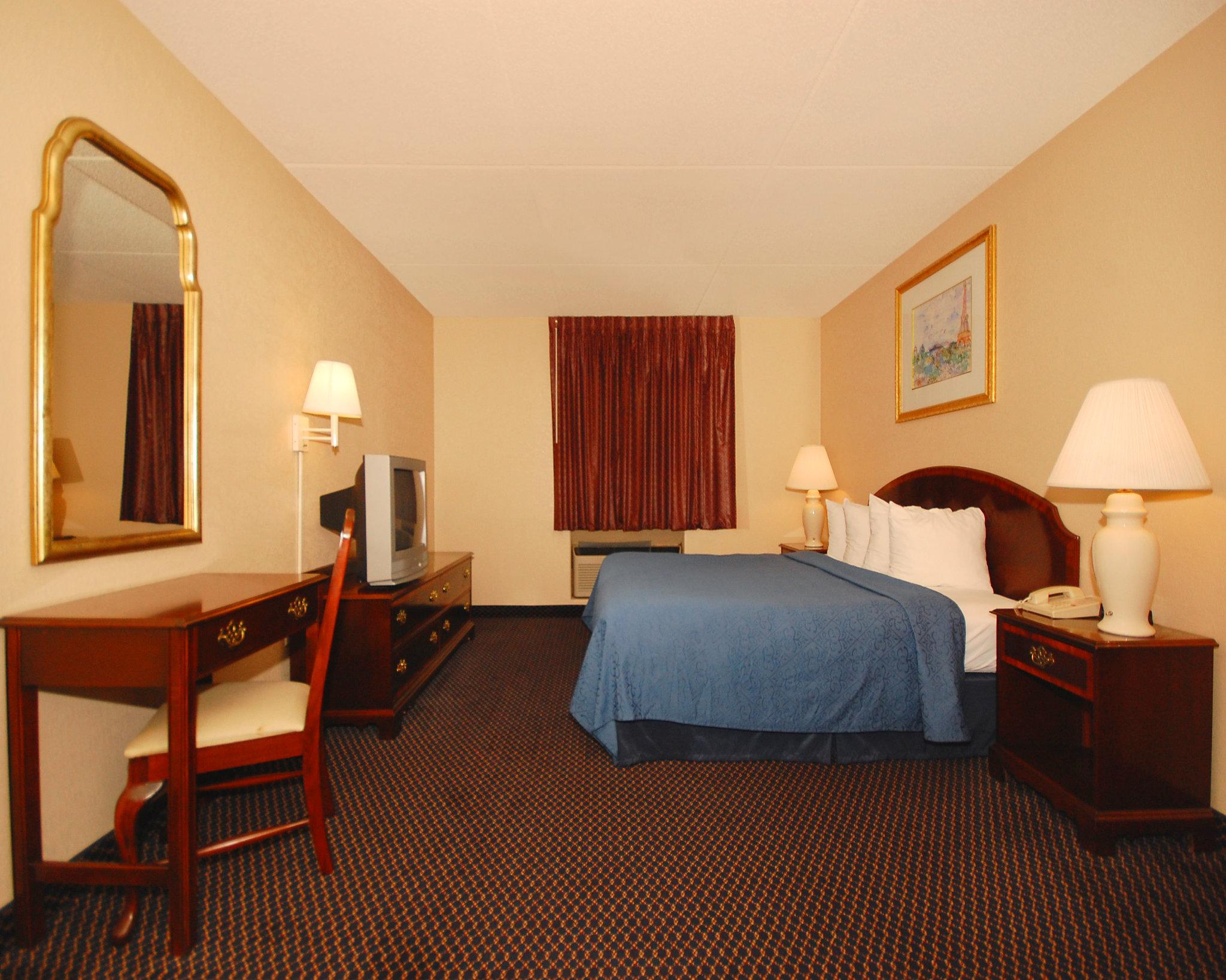 Econo Lodge Inn & Suites