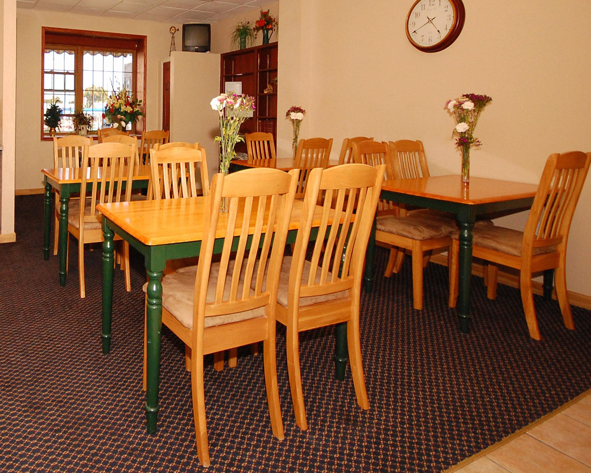 Econo Lodge Inn & Suites