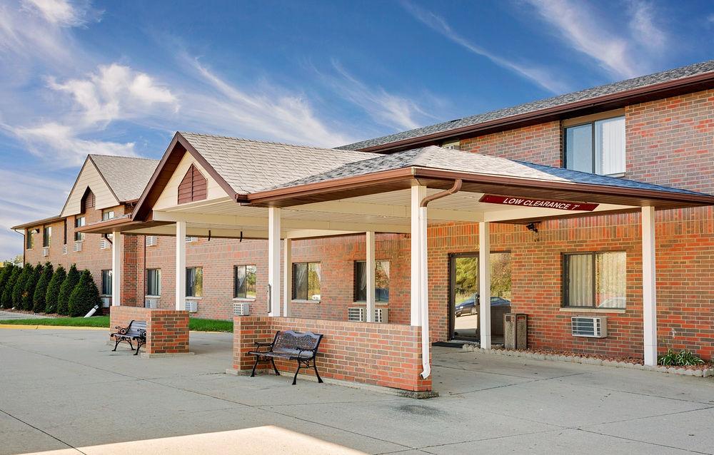 Howard Johnson by Wyndham Waterloo/Cedar Falls