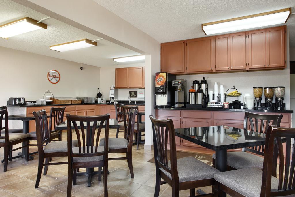 Howard Johnson by Wyndham Waterloo/Cedar Falls