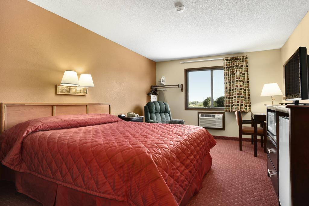 Howard Johnson by Wyndham Waterloo/Cedar Falls