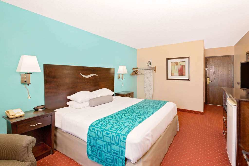 Howard Johnson by Wyndham Waterloo/Cedar Falls