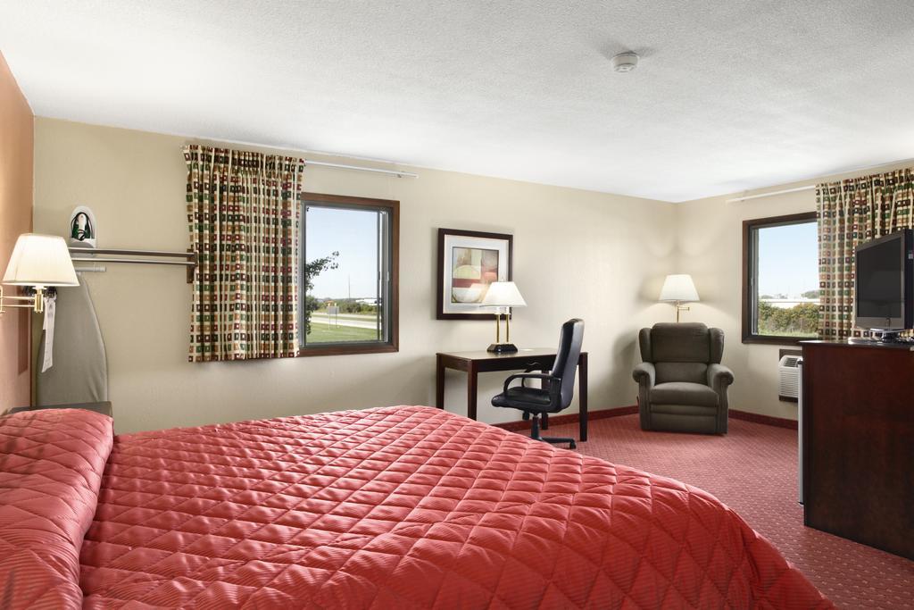 Howard Johnson by Wyndham Waterloo/Cedar Falls