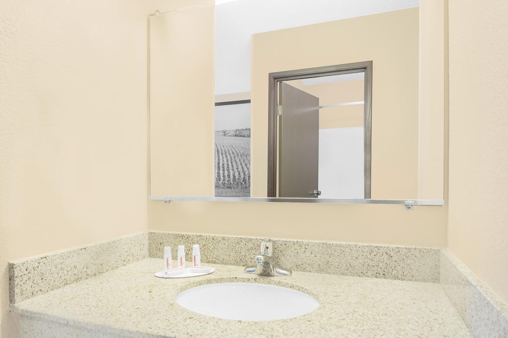 Boarders Inn & Suites by Cobblestone Hotels - Waterloo