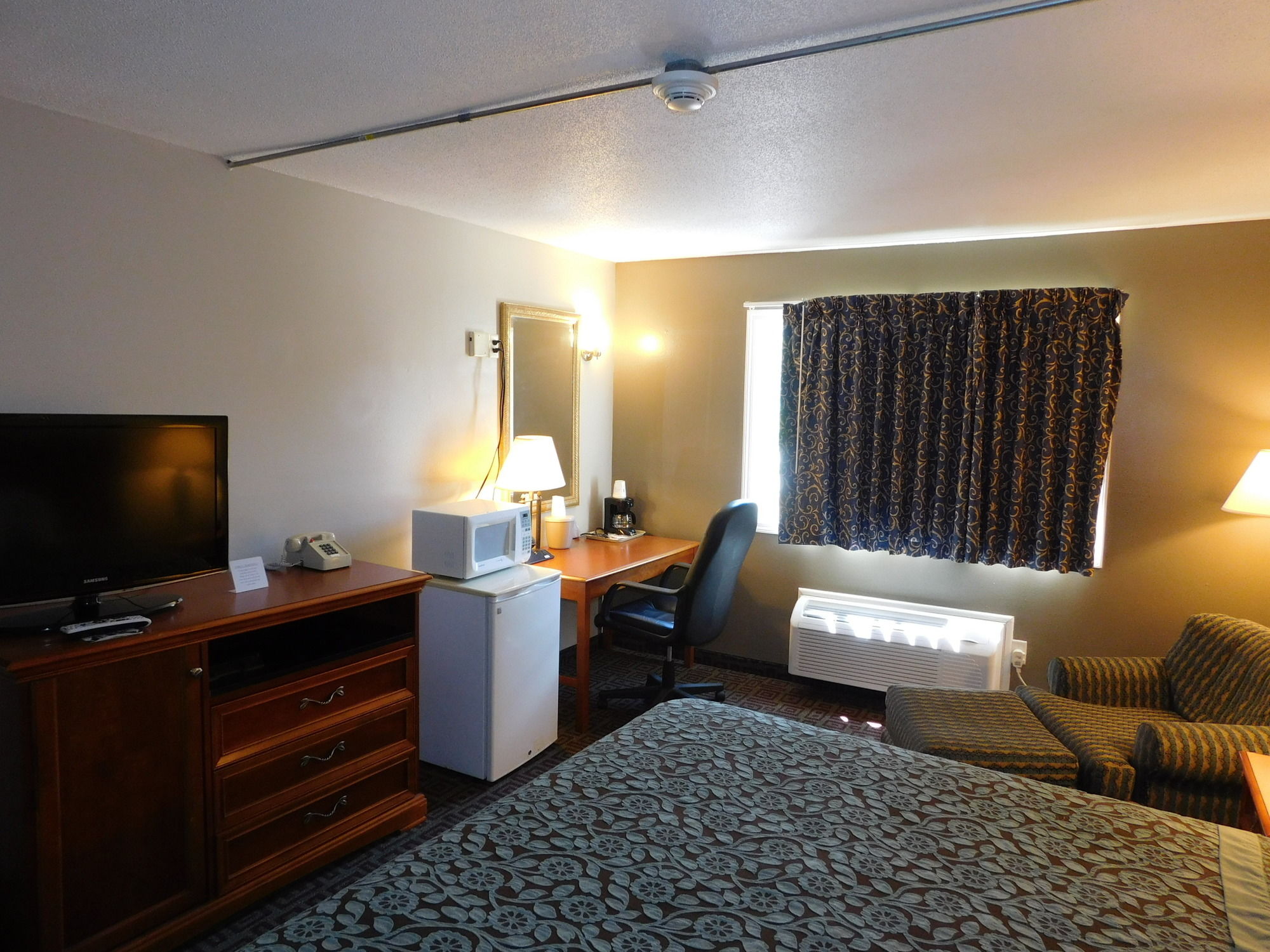 Days Inn by Wyndham West Branch Iowa City Area