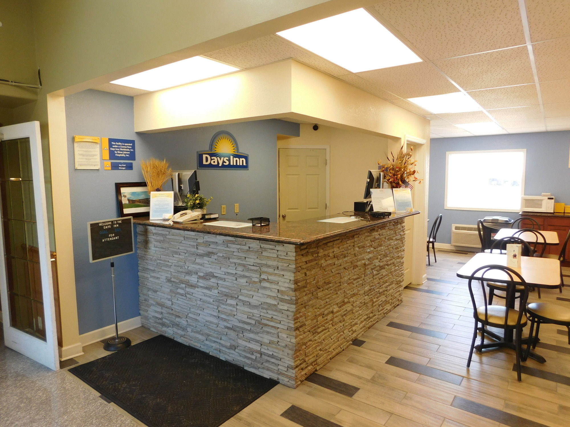 Days Inn by Wyndham West Branch Iowa City Area