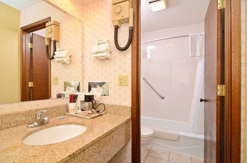 Super 8 by Wyndham Williams