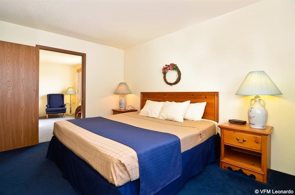 Days Inn & Suites by Wyndham Williamsburg IA North