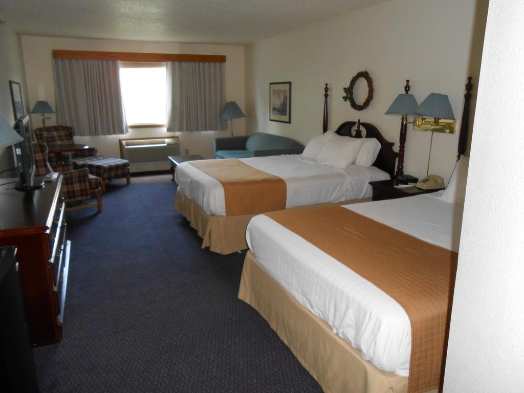 Days Inn & Suites by Wyndham Williamsburg IA North