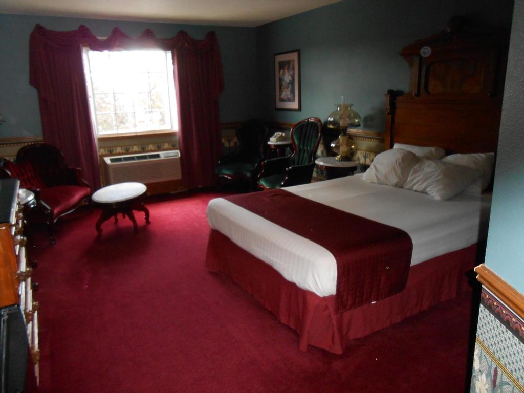 Days Inn & Suites by Wyndham Williamsburg IA North