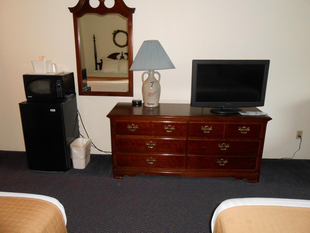 Days Inn & Suites by Wyndham Williamsburg IA North