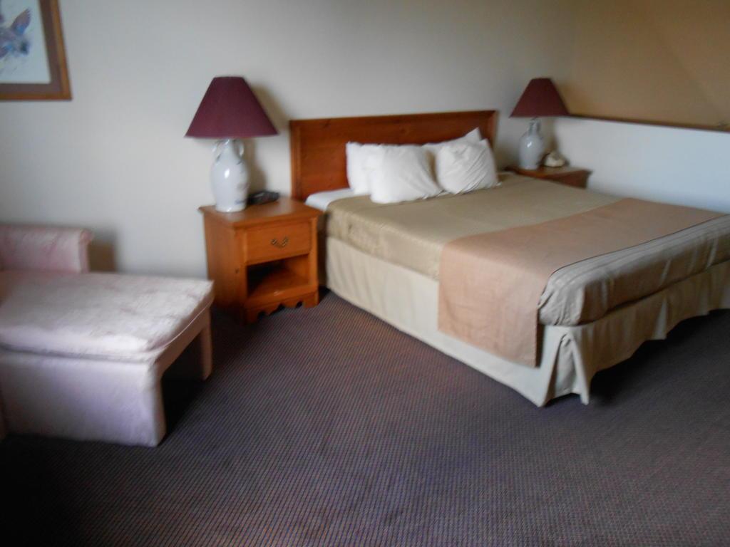 Days Inn & Suites by Wyndham Williamsburg IA North